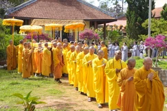 Môn đồ pháp quyến cung thỉnh nhục thân Trưởng lão Hòa thượng Thích Minh An từ thiền thất đến Giác linh đường nhập kim quan