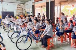 22 em đoàn sinh đang sinh hoạt tại các Gia đình Phật tử trên địa bàn tỉnh được tặng xe đạp