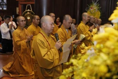 Chư tôn đức thực hiện khóa lễ cầu siêu theo truyền thống