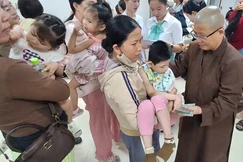 Ni sư Thích nữ Minh Hiền trao quà đến bệnh nhi