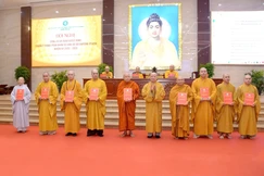 Thường trực Ban Tăng sự GHPGVN TP.HCM nhiệm kỳ 2026-2031 nhận quyết định và ra mắt tại hội nghị - Ảnh: Bảo Toàn/BGN