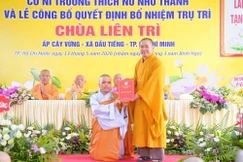 Thượng tọa Thích Thiện Hưng, Phó Trưởng ban Trị sự TP.HCM trao quyết định đến Sư cô Thích nữ Diệu Quang