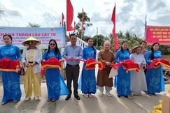 Cắt băng khánh thành công trình cầu bê-tông, bàn giao cho bà con địa phương