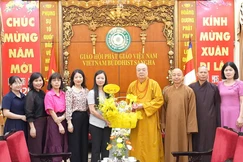 Đoàn Trung ương Hội Liên hiệp Phụ nữ VN tặng hoa chúc mừng Phật đản Phật lịch 2570