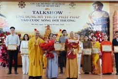Ban Tổ chức đón nhận Giấy chứng nhận của Hòa thượng Thích Thanh Điện trao tặng