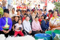 Bà con người đồng bào xã Mường Phăng đến nhận quà