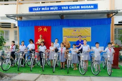 Ban Tổ chức đã trao tặng 20 chiếc xe đạp "Tiếp sức đến trường" cho học sinh