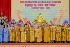 Trưởng lão Hòa thượng Thích Thiện Nhơn tặng hoa chúc mừng Thượng tọa Thích Đức Thiện, tân Trưởng ban Trị sự tỉnh - Ảnh: Đăng Huy