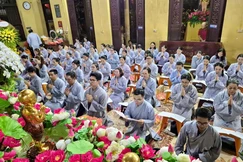 Thành viên Câu lạc bộ Thanh thiếu niên Phật tử chùa Quán Sứ thực hiện thời sám Khánh đản 