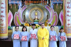 Thượng tọa Thích Thiện Thông trao giải đặc biệt đến các Phật tử