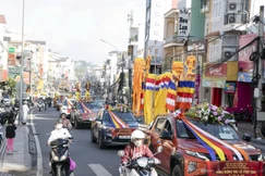 Lễ rước tôn tượng Đức Phật sơ sinh từ tổ đình Linh Quang đến lễ đài công viên Thủy Tạ