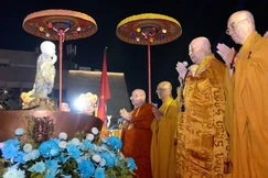 Chư tôn đức cử hành lễ Mộc dục tại Lễ đài Việt Nam Quốc Tự - Ảnh: Bảo Toàn/BGN