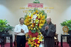 Hòa thượng Thích Lệ Trang tiếp Linh mục Gioan Baotixita Nguyễn Văn Riễn thăm và chúc mừng Phật đản