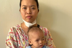 Mở rộng lòng từ: Nhà nghèo, con bị bệnh ung thư