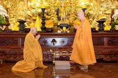 Nhị vị giáo phẩm đối thú tác pháp an cư theo hàng Thượng tọa - Ảnh: Bảo Toàn/BGN