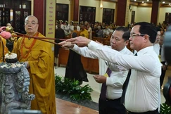  Trưởng lão Hòa thượng Thích Thanh Nhiễu hướng dẫn các vị lãnh đạo các cơ quan thực hiện nghi thức Tắm Phật