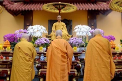 Đức Pháp chủ GHPGVN và chư vị Trưởng lão Hòa thượng Hội đồng Chứng minh dâng hương tưởng niệm Bồ-tát Thích Quảng Đức - Ảnh: Bảo Toàn/BGN