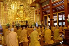 Chư Tăng TP.HCM trong Lễ Bố-tát tại chánh điện Việt Nam Quốc Tự - Ảnh: Bảo Toàn/BGN