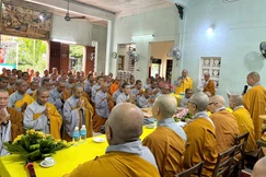 Ni sư Thích nữ Như Minh, đại diện đoàn đọc chúc thư của Ni trưởng Thích nữ Nhật Khương đến chư hành giả chùa Bình Quang, tỉnh Đắk Lắk