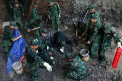 Lực lượng đang tham gia công tác tìm kiếm hài cốt tại Công viên Lê Thị Riêng - Ảnh: Ngọc Dương/Báo Thanh Niên