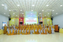 Chụp ảnh lưu niệm với Tăng Ni sinh Trường Trung cấp Phật học Tây Ninh