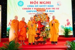 Đại diện Ban Thường trực Hội đồng Trị sự tặng hoa chúc mừng hội nghị