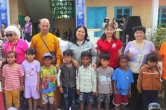 Đoàn từ thiện với các em thiếu nhi Raglay