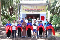 Cắt băng khánh thành căn nhà Mái ấm Hạnh Nguyện đến gia đình bà Lâm Thị Thu Truyền