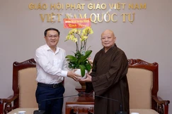 Giám đốc Sở Dân tộc và Tôn giáo TP.HCM Lâm Đình Thắng tặng hoa đến Hòa thượng Thích Lệ Trang nhân chuyến thăm - Ảnh: Bảo Toàn/BGN