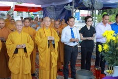 Dâng hương tưởng niệm các anh hùng, liệt sĩ tại Nghĩa trang Trà Võ, xã Thạnh Đức