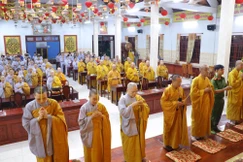 Chư Tăng Ni và đại diện các cơ quan dâng hương tưởng niệm anh hùng, liệt sĩ