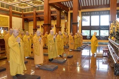 Đức Đệ tứ Pháp chủ GHPGVN dâng hương Tam bảo tại chánh điện Việt Nam Quốc Tự - Ảnh: Bảo Toàn/BGN
