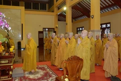 Đức Pháp chủ cùng chư vị giáo phẩm Hội đồng Chứng minh, Ban Trị sự TP.HCM niêm hương tưởng niệm Đại lão Hòa thượng Thích Thiện Hào