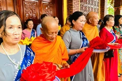 Chư tôn đức cắt băng khánh thành chùa Giác Hương