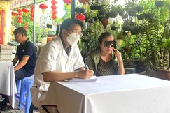 Bác sĩ kiểm tra thị lực mắt cho bệnh nhân