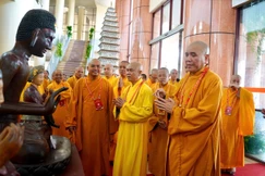 Chư tôn đức tại triển lãm Tranh ảnh và Di sản Phật giáo chào mừng Đại hội.