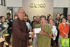 Hòa thượng Thích Tâm Viên trao hỗ trợ của bạn đọc đến bệnh nhân nghèo, tại tòa soạn Báo Giác Ngộ