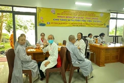 Y bác sĩ khám bệnh cho Ni sinh