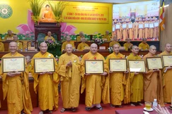 Hòa thượng Thích Huệ Thông trao chứng nhận tham gia khóa Bồi dưỡng trụ trì năm 2026 - Ảnh: Bảo Toàn/BGN