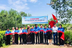 Cắt băng khánh thành công trình “Thắp sáng đường quê" 