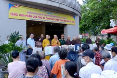 Hòa thượng Thích Lệ Trang chia sẻ về ý nghĩa Lễ Vu lan - Báo hiếu đến bà con đến nhận quà tại Việt Nam Quốc Tự - Ảnh: Bảo Toàn/BGN