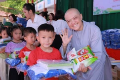 Ni sư Thích nữ Hương Nhũ trao quà cho học sinh vùng cao tỉnh Điện Biên