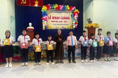 Câu lạc bộ Hạnh Nguyện phối hợp xã Củ Chi trao tặng cho học sinh tại địa phương