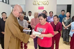 Hòa thượng Thích Tâm Viên trao ủng hộ của bạn đọc đến bệnh nhân nghèo, tại tòa soạn Báo Giác Ngộ