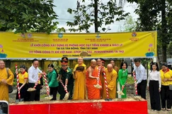 Thực hiện nghi thức khởi công 3 dãy phòng học cho học sinh Khmer tại tỉnh Tây Ninh - Ảnh: T.N
