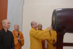 Thượng tọa Thích Giác Nghi cử ba hồi trống khai trường, Tăng Ni sinh bước vào năm học mới