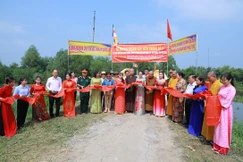 Cắt băng khánh thành cầu bê-tông Viên Thông số 9