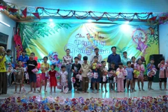 Ban Tổ chức trao quà trung thu cho các em thiếu nhi
