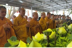 Chư tôn đức niêm hương cầu nguyện công trình tâm linh được hoàn thành viên mãn