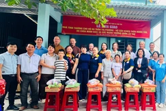Bàn giao nhà và trao các phần quà hỗ trợ bà con khó khăn